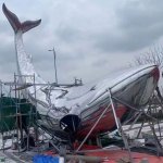 escultura de ballena de acero inoxidable
