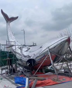 تمثال حوت من الفولاذ المقاوم للصدأ