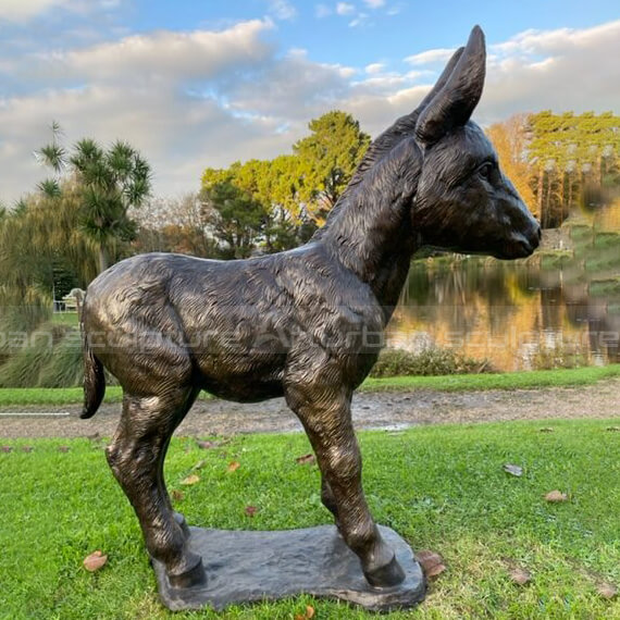 estátua do pátio do burro