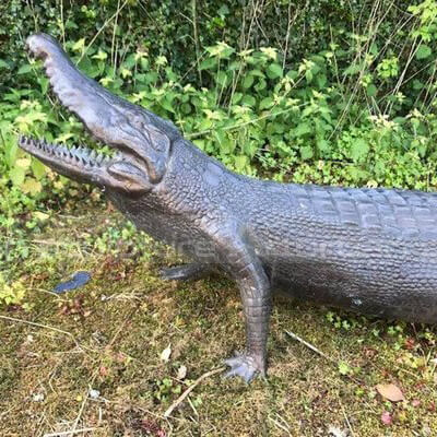 estatua de cocodrilo para exteriores