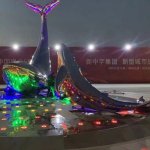 Escultura de ballena de acero inoxidable
