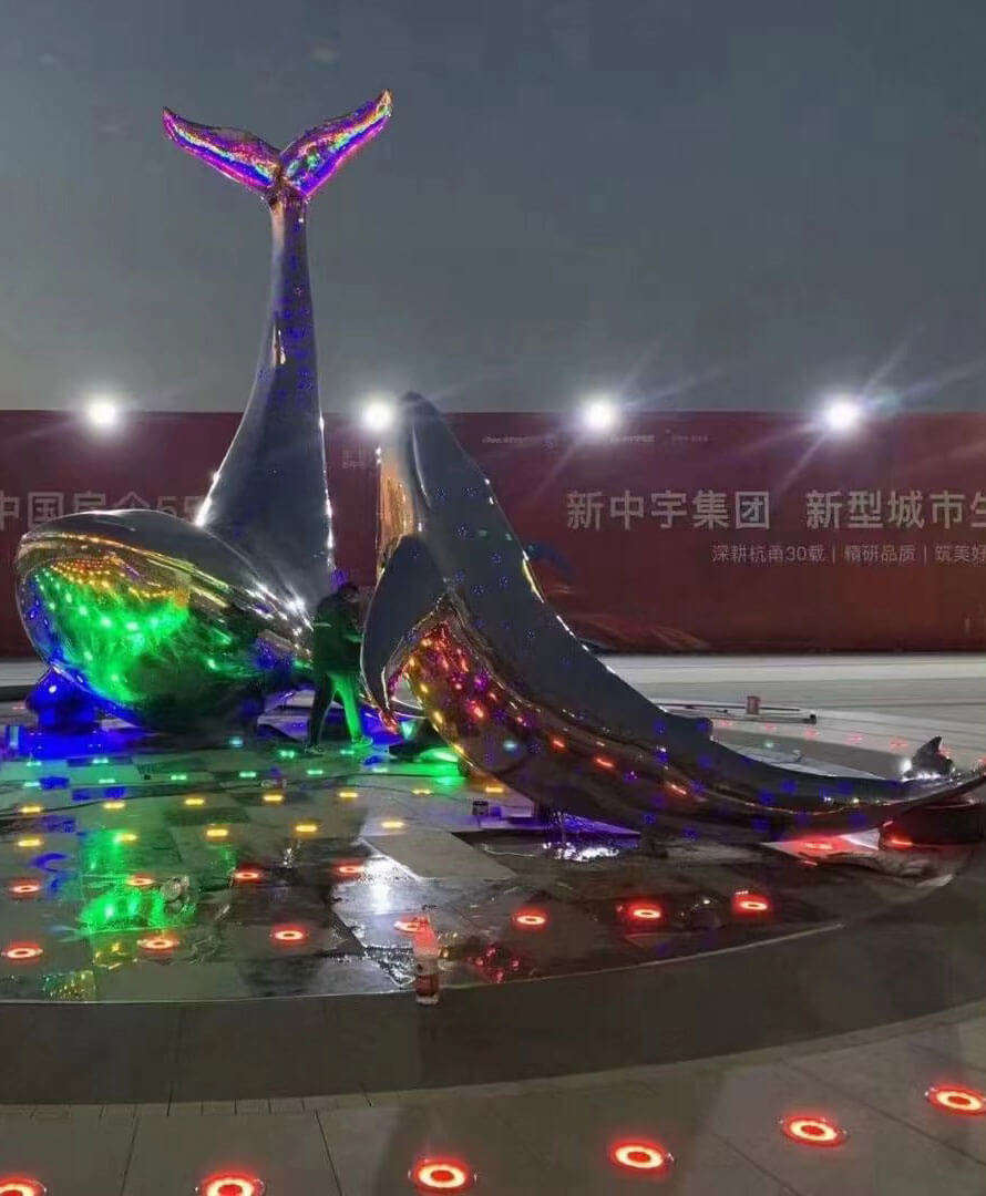 Escultura de ballena de acero inoxidable