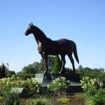 statua di cavallo in ottone