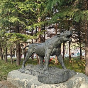 Skulptur eines brüllenden Tigers