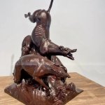 Grandes statues de chiens en extérieur