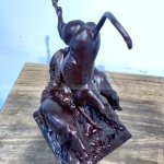 Grandes statues de chiens en extérieur