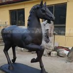 estatua de caballo al aire libre a tamaño real
