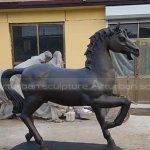 Estatua de caballo al aire libre a tamaño natural