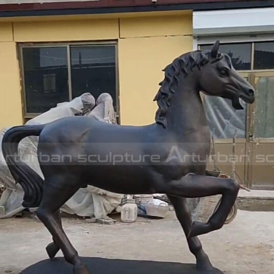 Estatua de caballo al aire libre a tamaño natural
