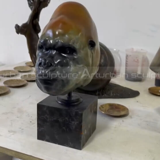 estátua da cabeça de gorila