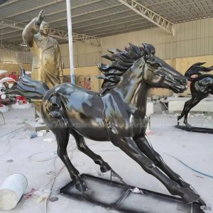 statua di cavallo nero in corsa