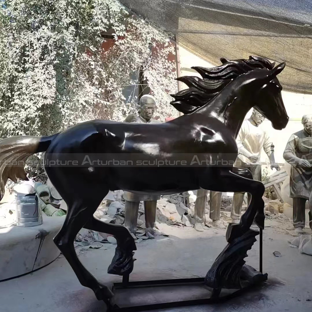 تمثال حصان أبيض يجرى