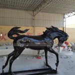 تمثال حصان يعمل أسود