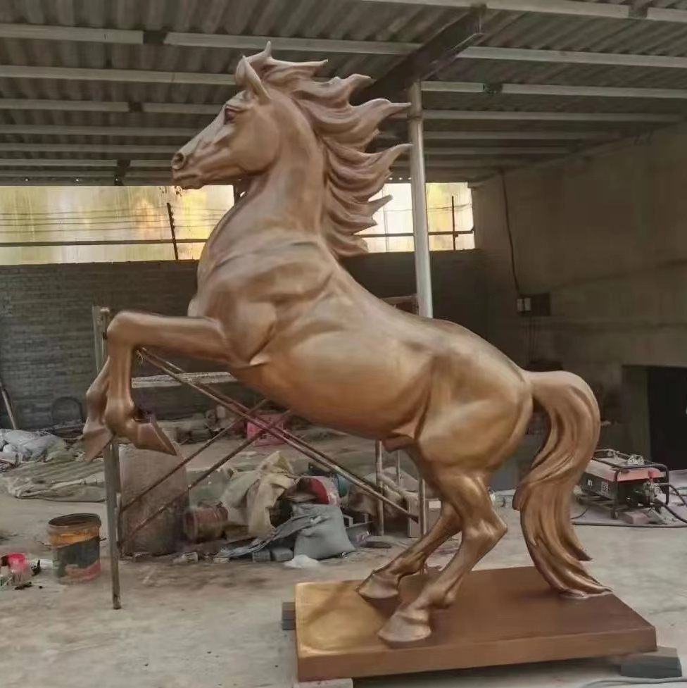 تمثال حصان برونزي واقف على رجليه الخلفيتين