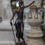 Freiheitsstatue mit Gerechtigkeitswaage