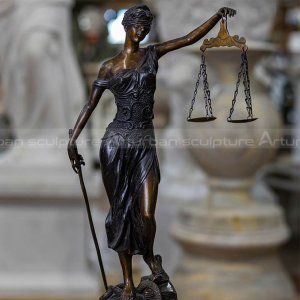 Freiheitsstatue mit Gerechtigkeitswaage