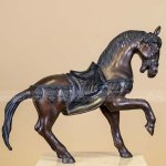 Estatua de caballo con silla de montar