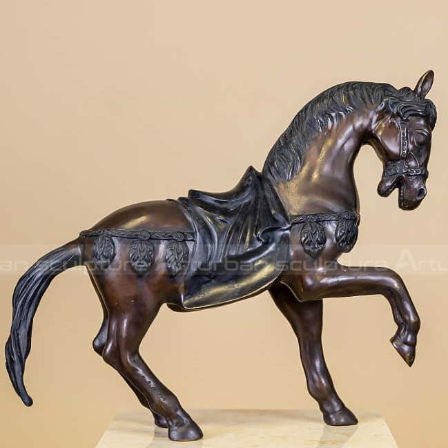 Estatua de caballo con silla de montar