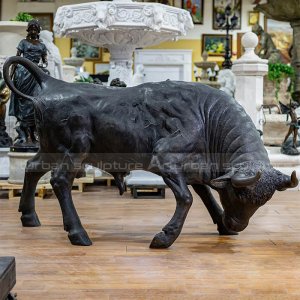 escultura de metal de touro