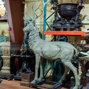 Statue de cerf antique