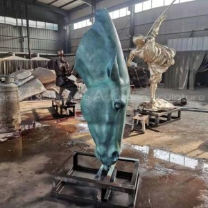 escultura de jardim em forma de cabeça de cavalo