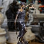 Freiheitsgöttin mit der Waage der Gerechtigkeit