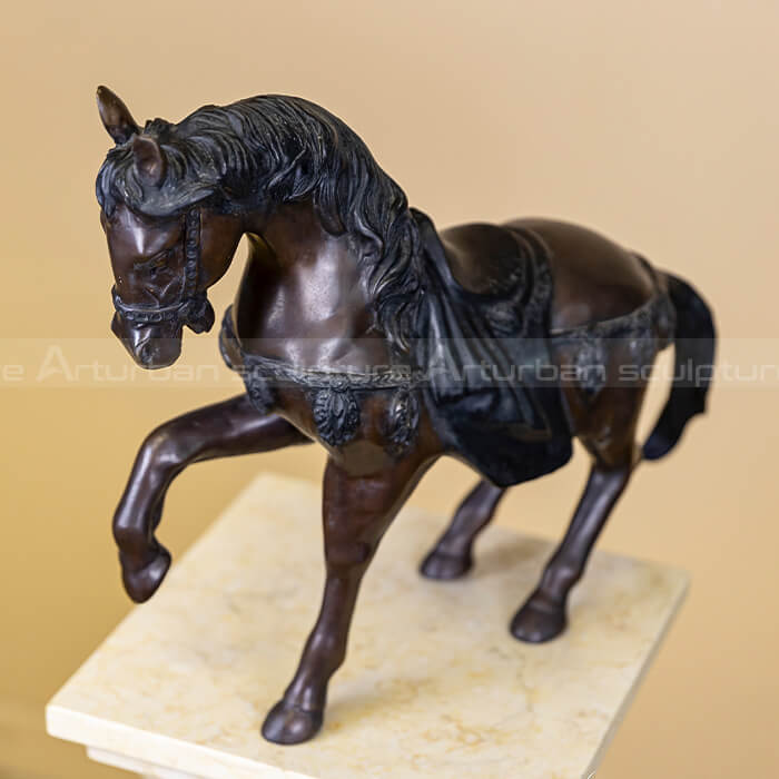 Estatua de caballo con silla de montar