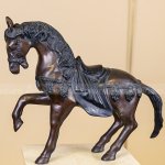 Estatua de caballo con silla de montar