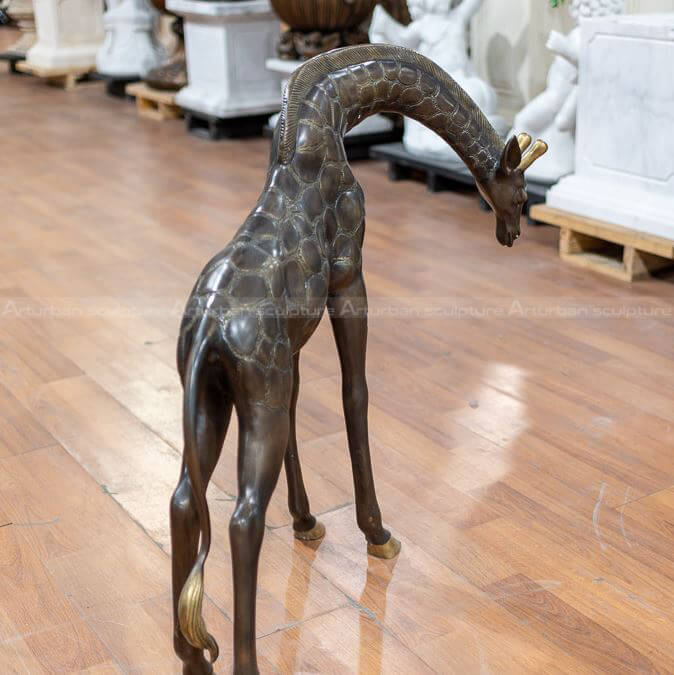 giraffe statue