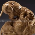 Tiger greift Schafstatue an