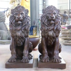 statues de lions à la porte d&rsquo;entrée