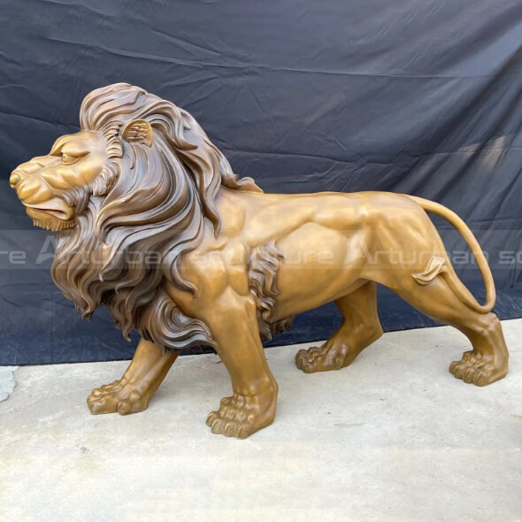 Statues de lion devant la maison