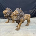 Statues de lion devant la maison