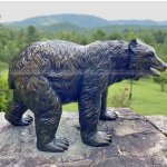 Grandi ornamenti per prato a forma di orso