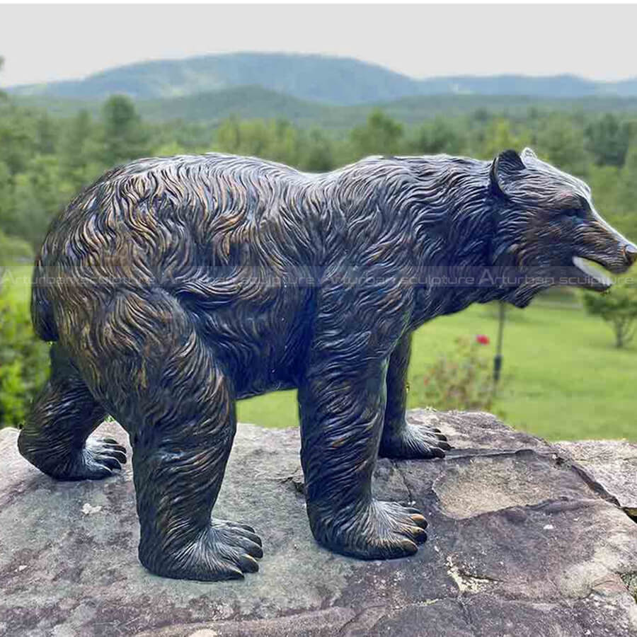 Grandi ornamenti per prato a forma di orso