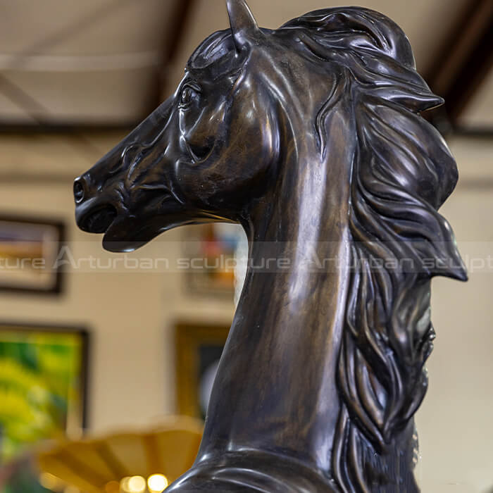 Scultura di cavallo in metallo per giardino