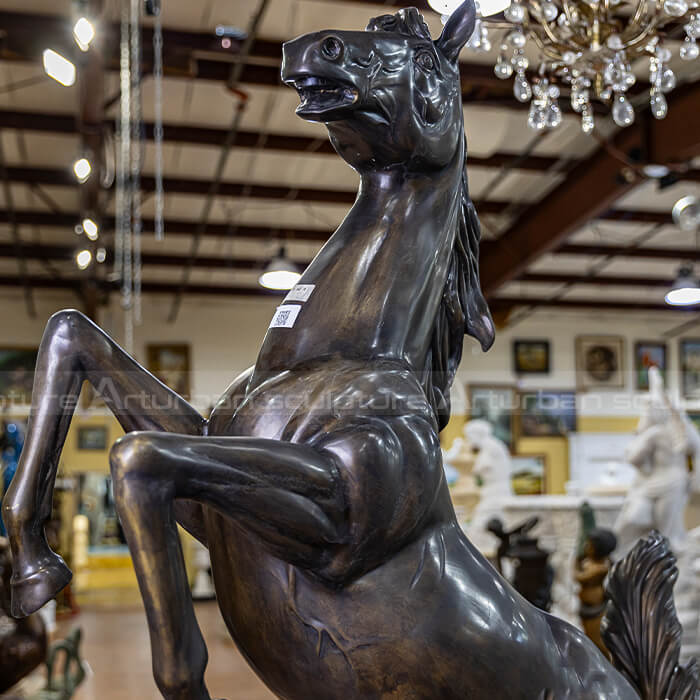 Scultura di cavallo in metallo per giardino