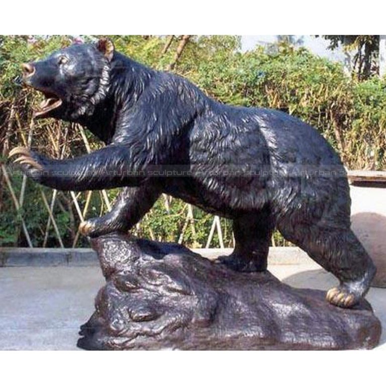 statua di orso in piedi