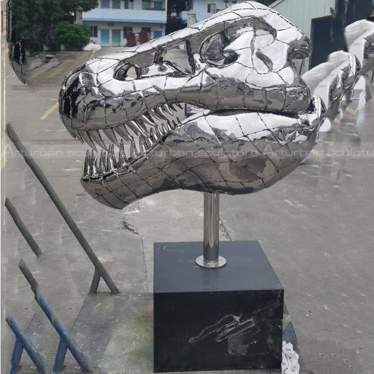 statua di cranio di dinosauro