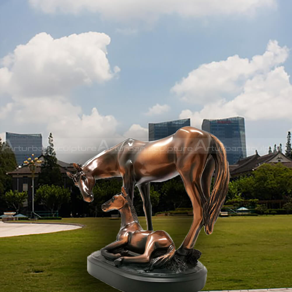 statua di cavallo in metallo fuso