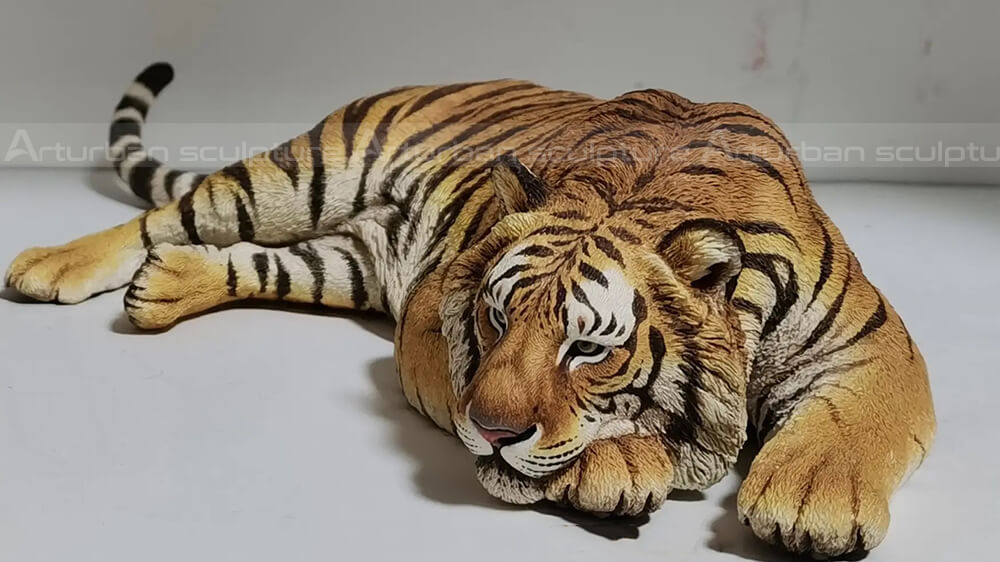 Hockender Tiger-Statuen