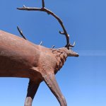 Gartenstatuen von Hirschen