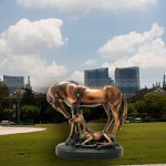 grandi sculture di cavalli per esterno