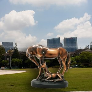 grandes esculturas de cavalo ao ar livre