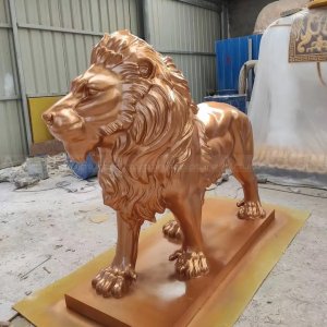 estatua de león dorado