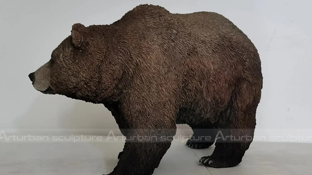 Décoration de jardin à l'ours noir