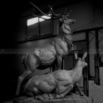 Stehender Hirsch-Statuen