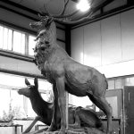 Stehender Hirsch-Statuen