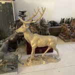 Messinghirschskulptur