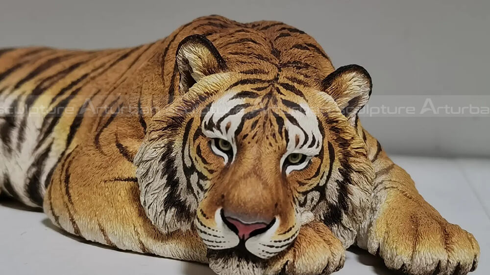 Hockender Tiger-Statuen